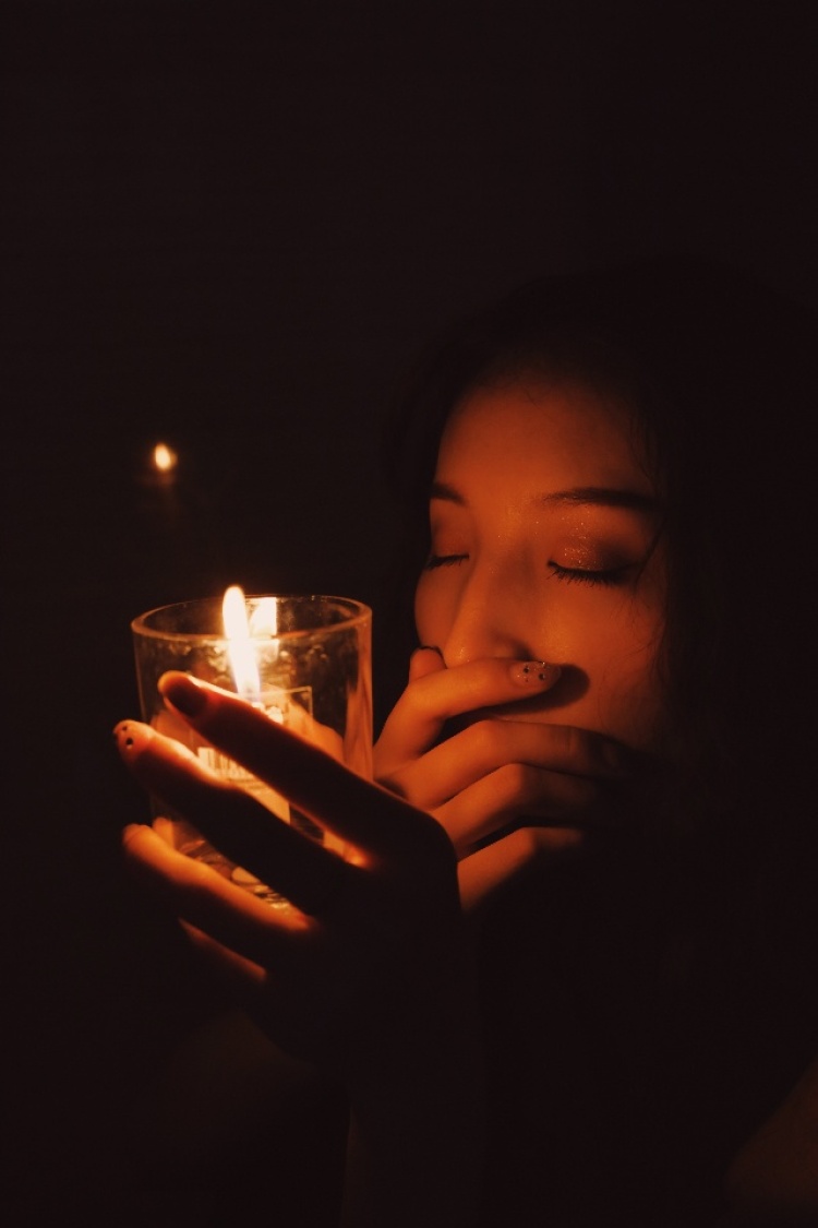 弦语霜问-广东省·深圳市·龙岗区-头条号、抖音、知乎-已经多次约拍过的这个妹子想要一个比较丧的情绪片子，于是我们就一起点了一支蜡烛。