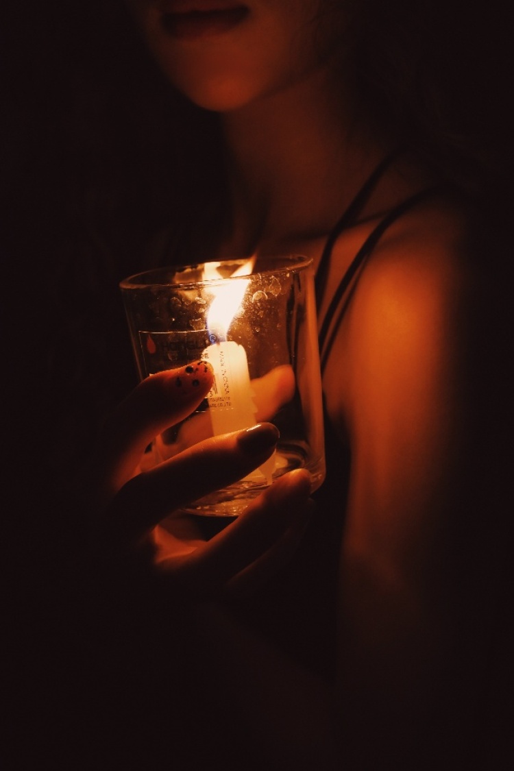 弦语霜问-广东省·深圳市·龙岗区-头条号、抖音、知乎-已经多次约拍过的这个妹子想要一个比较丧的情绪片子，于是我们就一起点了一支蜡烛。