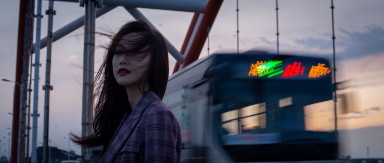 Yueyueniao鹏📷-天津市·天津市·和平区-知乎 微博-拍摄时间在下午四点以后的蓝调时间,擅长情绪表达,颜值五官端正即可。