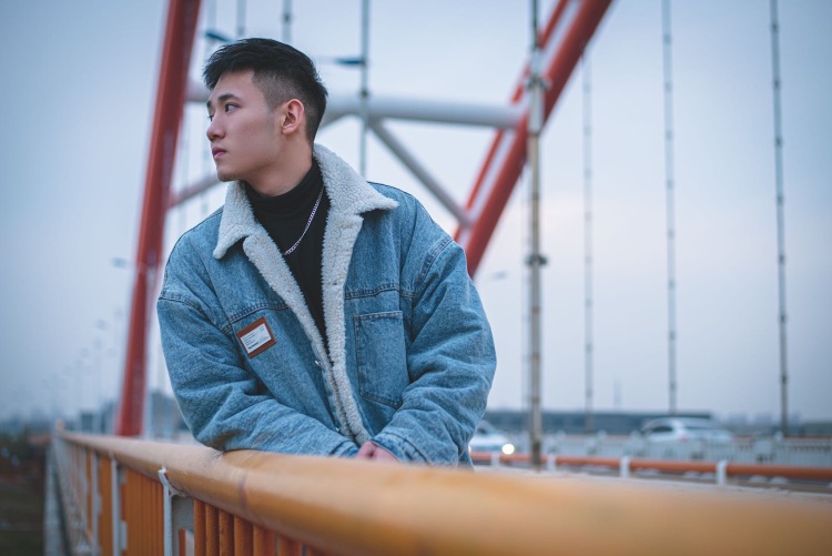 Yueyueniao鹏📷-天津市·天津市·和平区-知乎 微博-拍摄时间在下午四点以后的蓝调时间,擅长情绪表达,颜值五官端正即可。