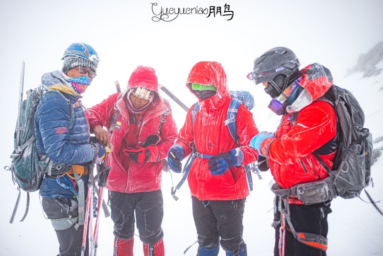 Yueyueniao鹏📷-天津市·天津市·和平区-知乎 微博-拍摄时间在下午四点以后的蓝调时间,擅长情绪表达,颜值五官端正即可。