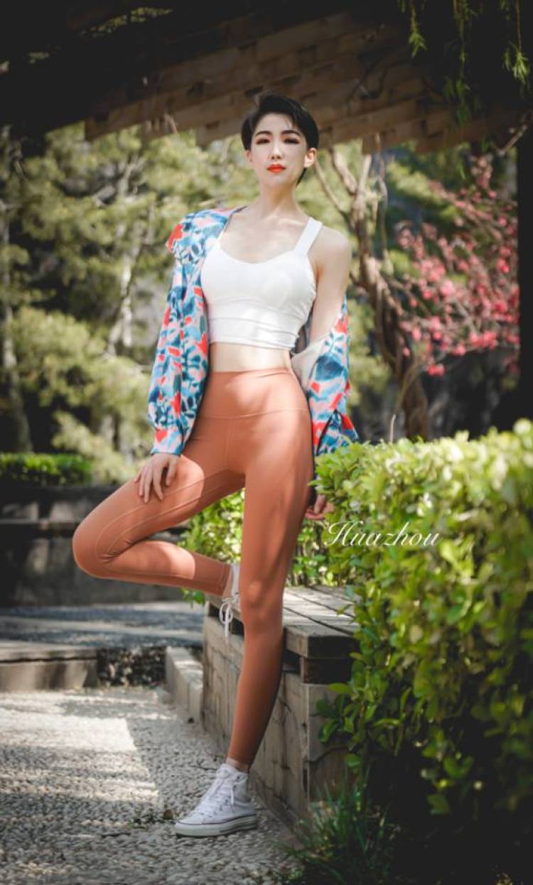 高级动物@FANRUI-北京市·北京市·石景山区--风格多变的短发酷女孩儿 身高171 体重50kg 
喜欢简单高级的照片 喜欢健身 是一名健身教练兼平面模特