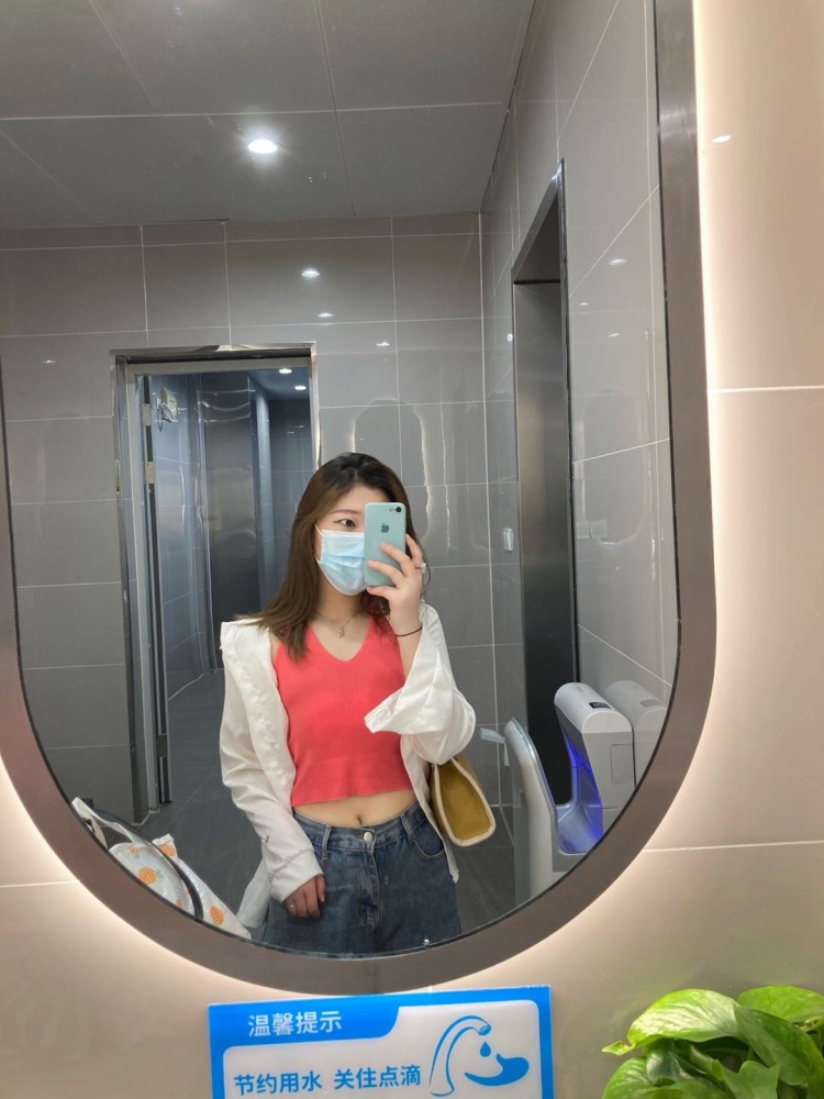 你别吭-浙江省·金华市·金东区--本人164体重115微胖girl，介意的绕道，不是专业模特，只是酷爱拍照📷，希望有机会合作
喜欢的风格：中性、港风、轻熟风、森系