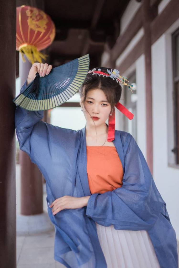 尔东-广东省·东莞市·清溪镇--拍摄时间为周日,地点在清溪镇附近,拍摄的风格是以汉服为主,服装和道具会自己准备,身高165左右,体重90斤左右