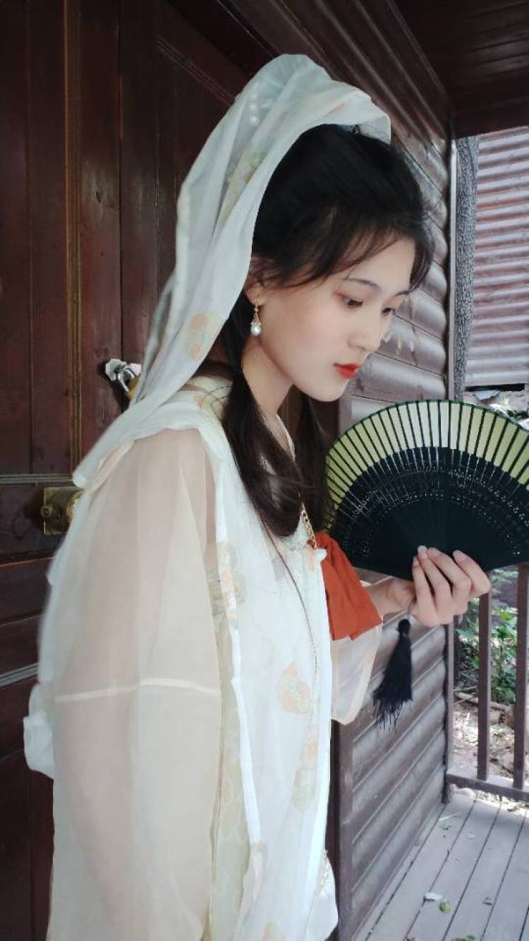 尔东-广东省·东莞市·清溪镇--拍摄时间为周日,地点在清溪镇附近,拍摄的风格是以汉服为主,服装和道具会自己准备,身高165左右,体重90斤左右