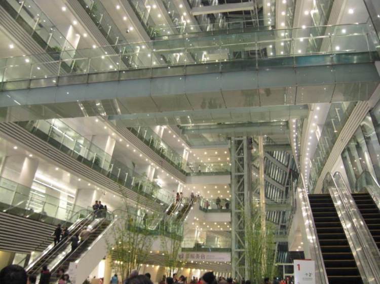 广州图书馆(新馆)-广东省·广州市·天河区-广州图书馆坐落于广州市天河区珠江新城，几乎可以说是最繁华的地段。内部每层楼有每层楼的特色，人流量大，外部时尚宏伟，是个超