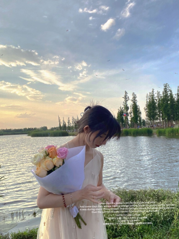 斗南湿地公园-东南门-云南省·昆明市·晋宁区-景色宜人，有草地有湖水，很容易拍出氛围感的照片，看落日也很不错，适合小清新、少女感的风格。