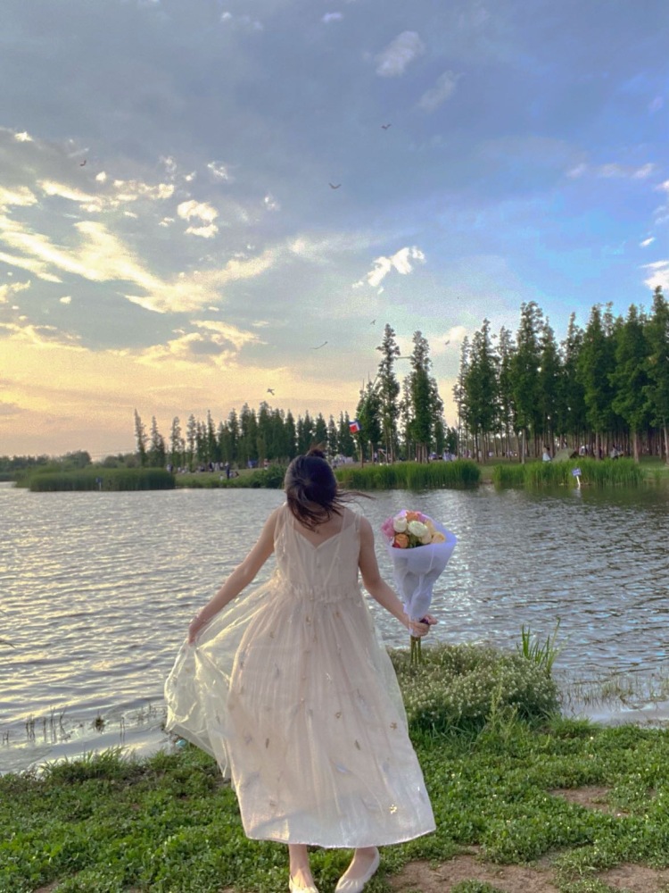 斗南湿地公园-东南门-云南省·昆明市·晋宁区-景色宜人，有草地有湖水，很容易拍出氛围感的照片，看落日也很不错，适合小清新、少女感的风格。