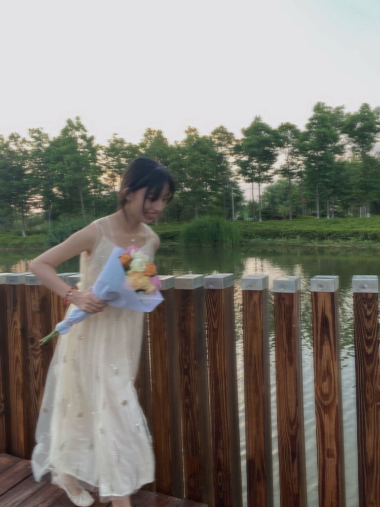 斗南湿地公园-东南门-云南省·昆明市·晋宁区-景色宜人，有草地有湖水，很容易拍出氛围感的照片，看落日也很不错，适合小清新、少女感的风格。