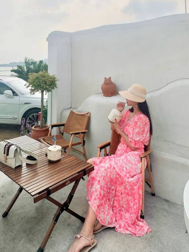 舶来Coffee·Restaurant-江苏省·苏州市·吴江区-超美 有个很大的露台可以看日落 网红小姐姐们的打卡圣地，而且太湖就在正对面，太美啦。