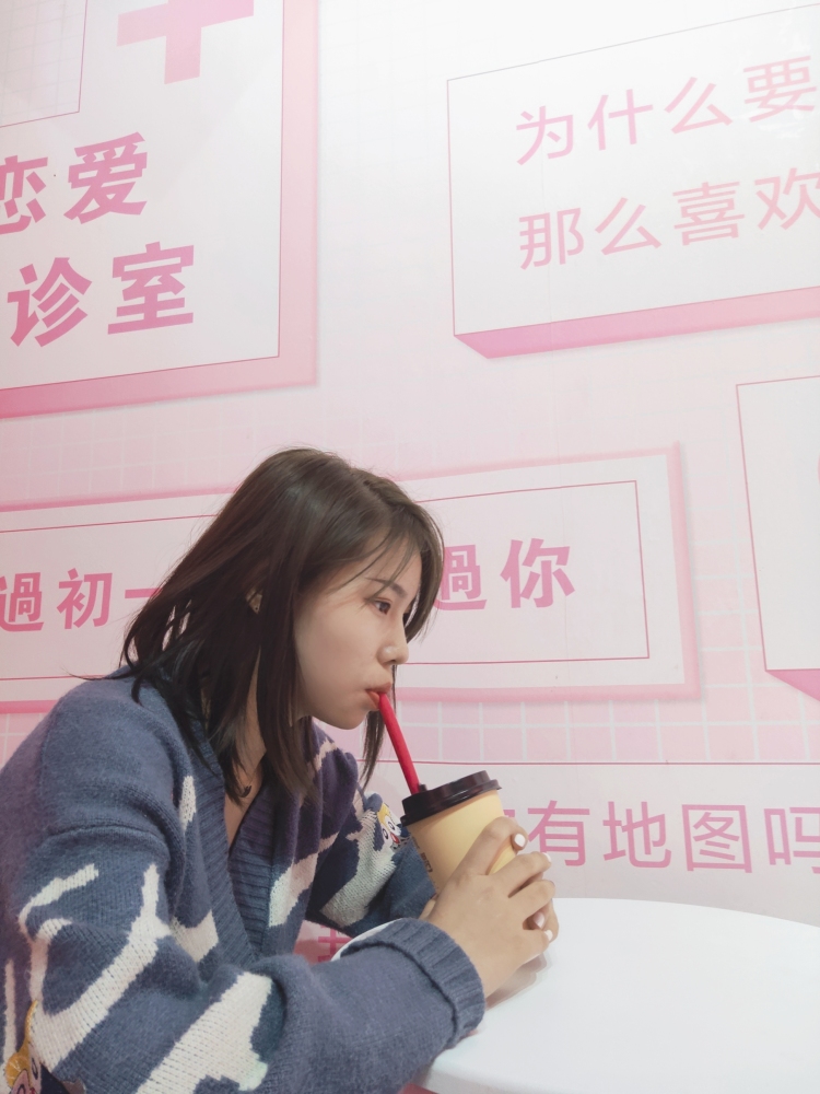 北戴河碧螺塔海上酒吧公园(碧螺塔·邂逅·酒吧)-河北省·秦皇岛市·北戴河区-白天碧螺塔酒吧公园可以说是小清新的“圣托里尼”但夜幕降临以后也是非常热闹的，酒吧乐队，各种美食，复古夜上海网红拍照打卡地