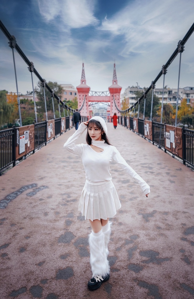 华阳滨河花园-南门-四川省·成都市·双流区-仿英国伦敦桥，整座桥3个桥墩…附近还有公园…………除了天气稍微冷以外，还行…………