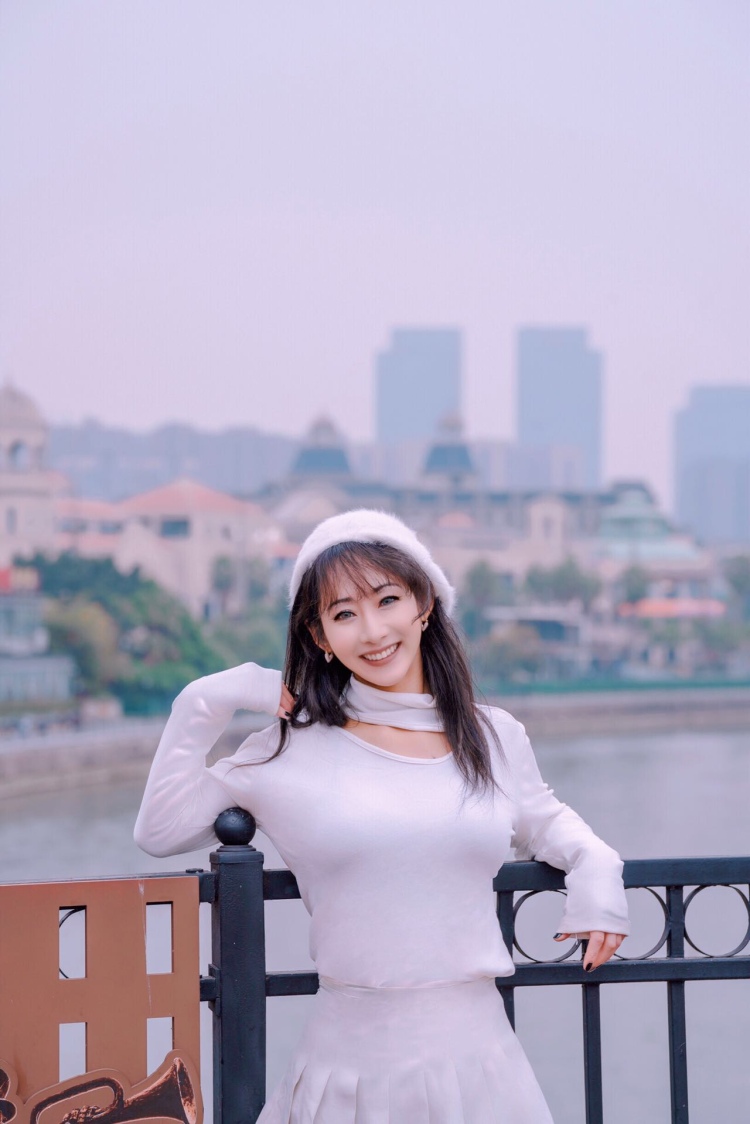华阳滨河花园-南门-四川省·成都市·双流区-仿英国伦敦桥，整座桥3个桥墩…附近还有公园…………除了天气稍微冷以外，还行…………
