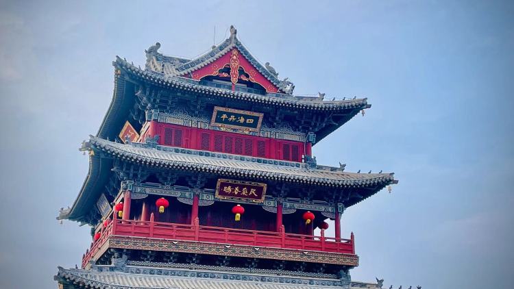大同古城-山西省·大同市·平城区-大同古城拥有很优秀的历史文化，城墙白天晚上都很适合打卡拍照，古城墙的历史沧桑感非常适合模特拍特写和写真。