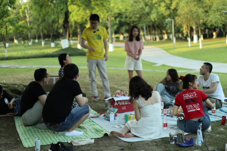 重庆中央公园-重庆市·重庆市·渝北区-算是重庆最大的中央公园，适合家人朋友一群野餐。草坪真的很大很大，完全不会拥挤。随便一拍的出片率都很高哈哈哈