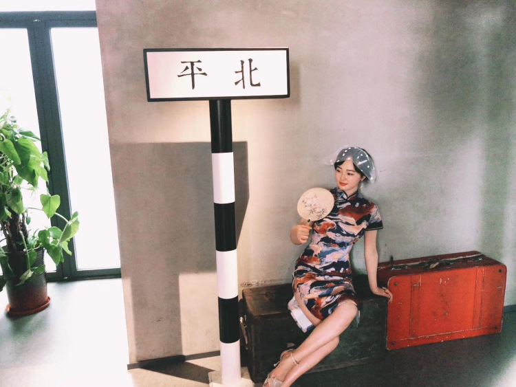 民国物语博物馆-天津市·天津市·和平区-每个女孩子都应该穿一次旗袍 民国女子 明丽婉约
这里环境很还原民国时期 人流量挺大的 但是服饰很好看 还可以做民国发型