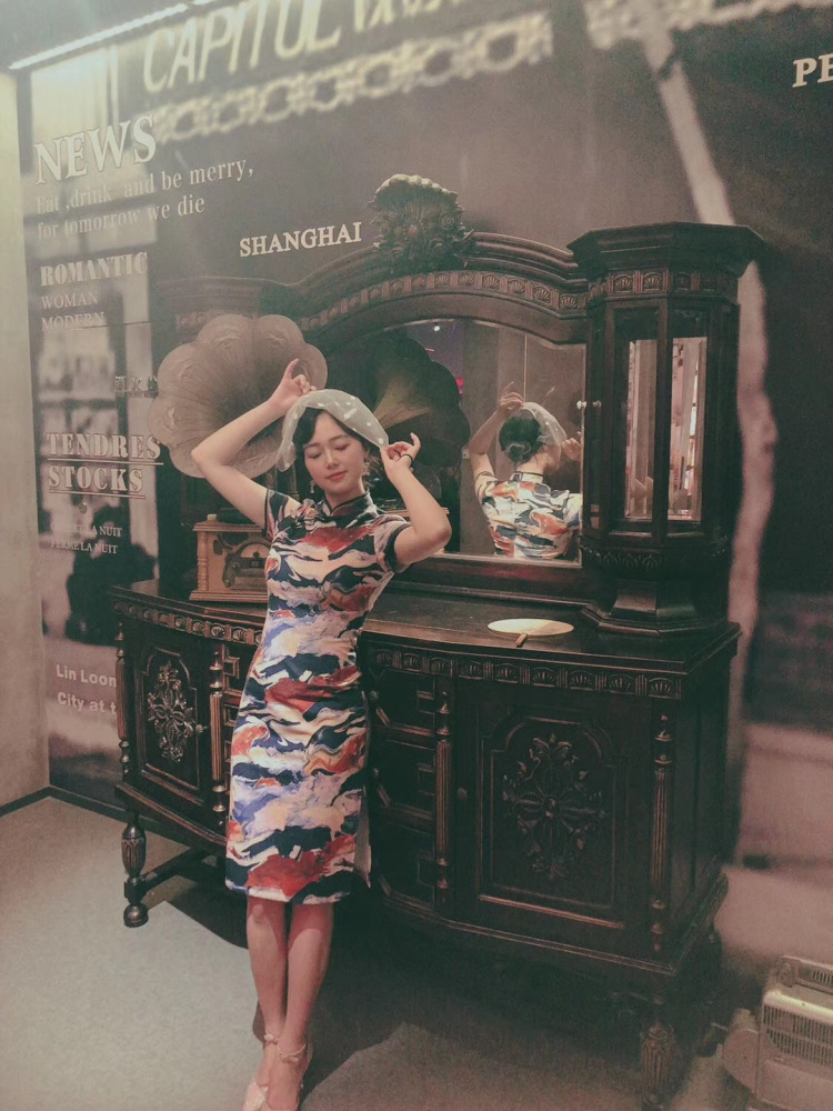 民国物语博物馆-天津市·天津市·和平区-每个女孩子都应该穿一次旗袍 民国女子 明丽婉约
这里环境很还原民国时期 人流量挺大的 但是服饰很好看 还可以做民国发型 
