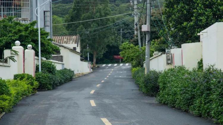 流下村-广西壮族自治区·北海市·银海区-以往来北海旅行的朋友,很多都来过北海的冠头岭,却不知道在冠头岭的山脚下,有一座高颜值的新晋网红村庄 ,流下村。
流下村处