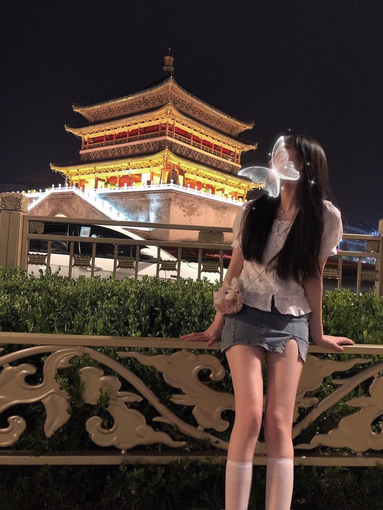 钟鼓楼广场-陕西省·西安市·碑林区-漂亮的西安钟楼，吃不完的美食，逛不完的巷子。看不完的美女，夜景也值得一看，关键词是小姐姐更值得看一看哦