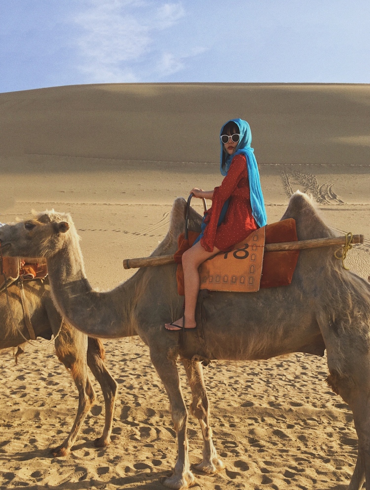 敦煌鸣沙山月牙泉风景名胜区-甘肃省·酒泉市·敦煌市-沙漠骆驼🐫 蓝天美景尽收眼底。
沙漠中最漂亮的景色莫过于日落时分
柔光将沙丘的高光和阴影形成强烈的对比
站在沙丘上拍照或