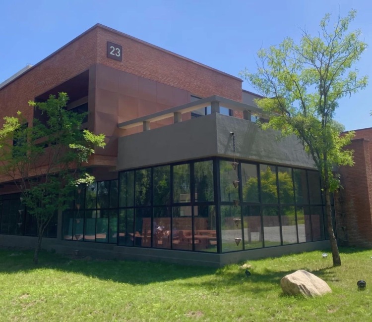 长春水文化生态园-吉林省·长春市·南关区-适合打卡的水文化生态园 
该园区是有80多年历史的，不仅有数栋保护建筑，更拥有30万平绿植，有树藤房子、红砖厂房、玻璃屋