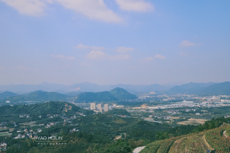 黑山顶-浙江省·杭州市·富阳区-在很高的山顶，车子可以直接开上去，晴天去很棒，蓝天、白云、红高粱，拍照特别好看