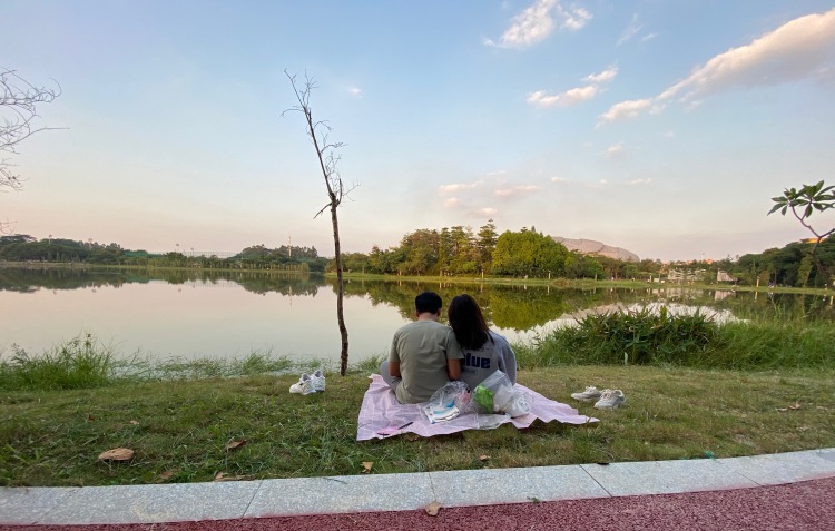 中心湖公园-广东省·广州市·番禺区-广州大学城中心湖，适合校园，青春，爱情，下午光线充足，学生等年轻人众多，而且现在的时节天气环境等都不错，还有停车场旁还有