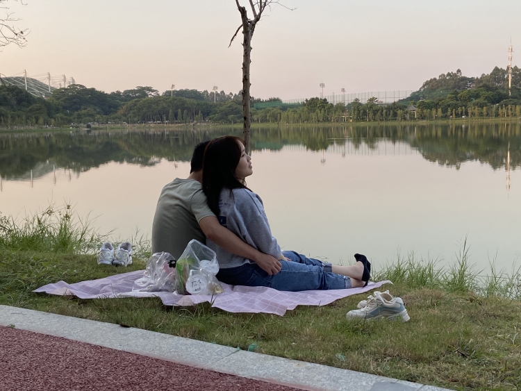 中心湖公园-广东省·广州市·番禺区-广州大学城中心湖，适合校园，青春，爱情，下午光线充足，学生等年轻人众多，而且现在的时节天气环境等都不错，还有停车场旁还有
