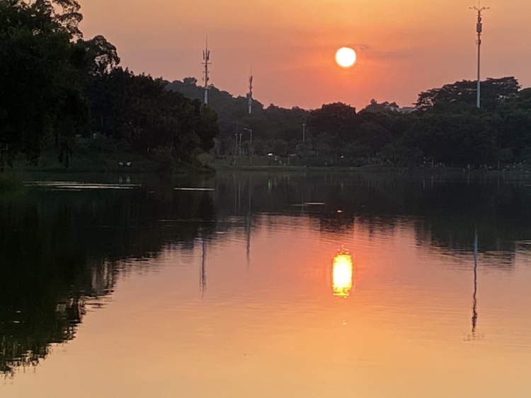 中心湖公园-广东省·广州市·番禺区-广州大学城中心湖，适合校园，青春，爱情，下午光线充足，学生等年轻人众多，而且现在的时节天气环境等都不错，还有停车场旁还有