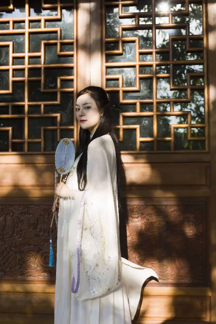 鸿山寺-福建省·厦门市·思明区-这里比较小，可拍摄的地方不多。但是也能出片。我是不怎么拍汉服。如果有喜欢拍汉服的可以去拍拍看，这里要从一楼的电梯上五楼，