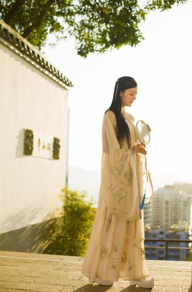 鸿山寺-福建省·厦门市·思明区-这里比较小，可拍摄的地方不多。但是也能出片。我是不怎么拍汉服。如果有喜欢拍汉服的可以去拍拍看，这里要从一楼的电梯上五楼，