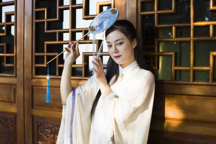 鸿山寺-福建省·厦门市·思明区-这里比较小，可拍摄的地方不多。但是也能出片。我是不怎么拍汉服。如果有喜欢拍汉服的可以去拍拍看，这里要从一楼的电梯上五楼，