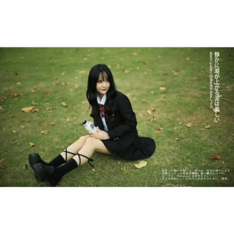 南湖公园-福建省·厦门市·思明区-是一个比较人多的地方，有很多拍婚纱照的。算是一个比较很多人知道的景点，有大草坪有树就是秋意的感觉不过需要调色。