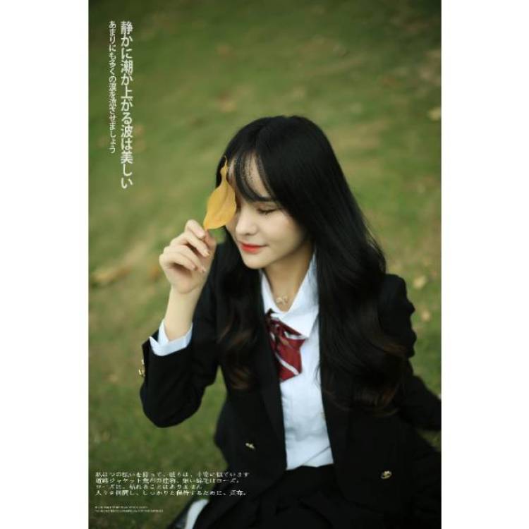 南湖公园-福建省·厦门市·思明区-是一个比较人多的地方，有很多拍婚纱照的。算是一个比较很多人知道的景点，有大草坪有树就是秋意的感觉不过需要调色。