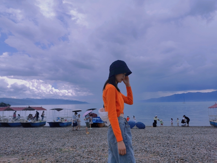 江川区抚仙湖-云南省·玉溪市·江川区-有人工沙滩，船只，抚仙湖拍照确实可，停车免费，门票可当现金券用，适合婚纱，或者假装在海边，月亮湾湿地公园和樱花谷超近，就