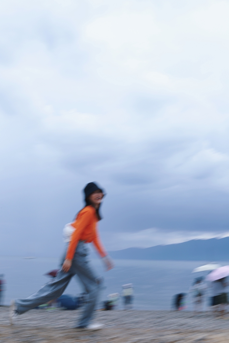 江川区抚仙湖-云南省·玉溪市·江川区-有人工沙滩，船只，抚仙湖拍照确实可，停车免费，门票可当现金券用，适合婚纱，或者假装在海边，月亮湾湿地公园和樱花谷超近，就