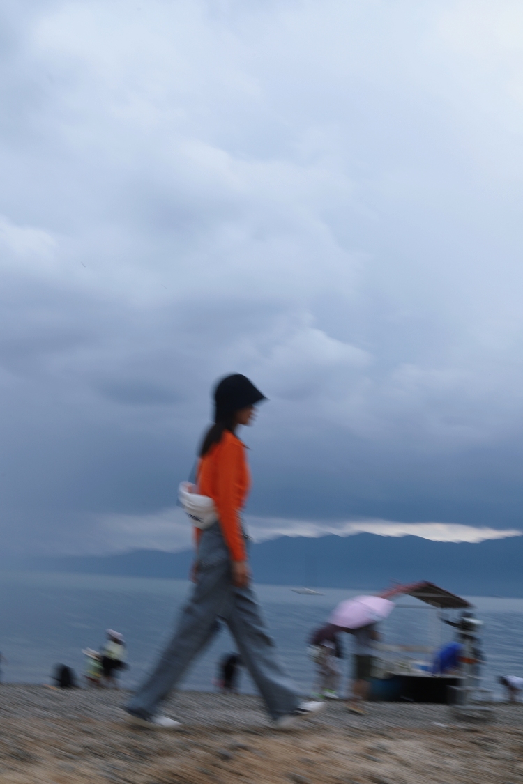 江川区抚仙湖-云南省·玉溪市·江川区-有人工沙滩，船只，抚仙湖拍照确实可，停车免费，门票可当现金券用，适合婚纱，或者假装在海边，月亮湾湿地公园和樱花谷超近，就