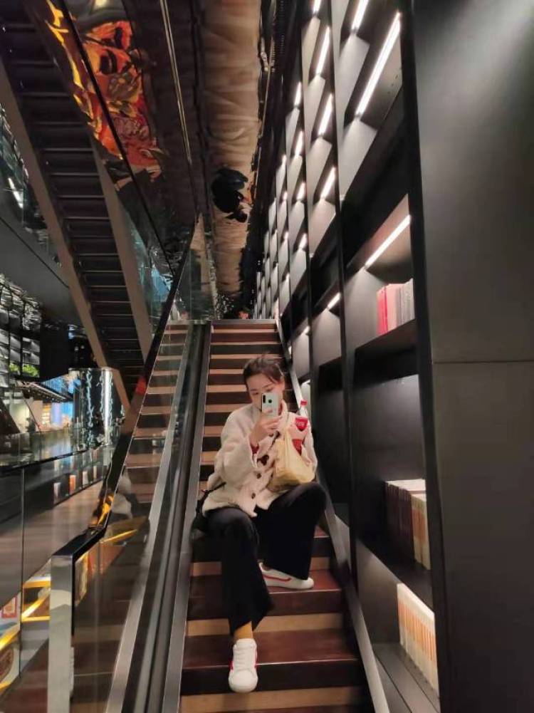 蓝海风·漫巷-陕西省·西安市·未央区-最酷建筑风格的图书馆，给人一种独特的气质，不仅仅是书店带来的那种书香气质！
        首先，它的黑金建筑风，吸引了