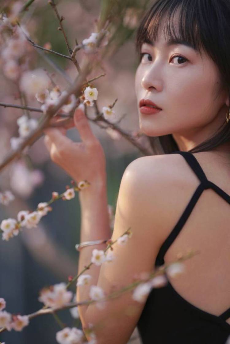 梅园-广东省·深圳市·福田区-约拍，不用门票，可以免费进去，拍摄时间是1月份27号，梅花开的挺多的，也有很多摄影爱好者去拍摄汉服，适合拍摄小清新，情绪