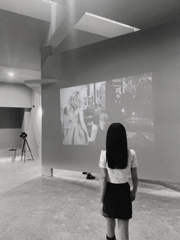 麦芒人像艺术空间-山东省·潍坊市·奎文区-店里整体设计风格以灰白黑为主 整体的氛围感特别棒 布置也特别用心 满满的高级感 随便拍拍都是大片📷