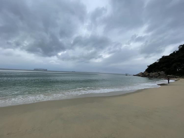 南澳第一沙滩-广东省·深圳市·龙岗区-风景很美，海水很清，人还很少 约会的最佳地
带上你的另一半赶紧出发吧！单身狗可以带上朋友不一定要另一半哈哈哈哈哈哈