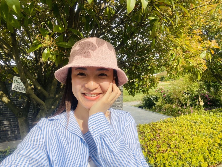 东西湖郁金香主题公园-湖北省·武汉市·东西湖区-郁金香🌷公园👉打卡
美丽的薰衣草🌹绿绿的草坪 ☘️
三月份已经过了看郁金香的季节
只有到处溜达溜达
公园很大 树很多